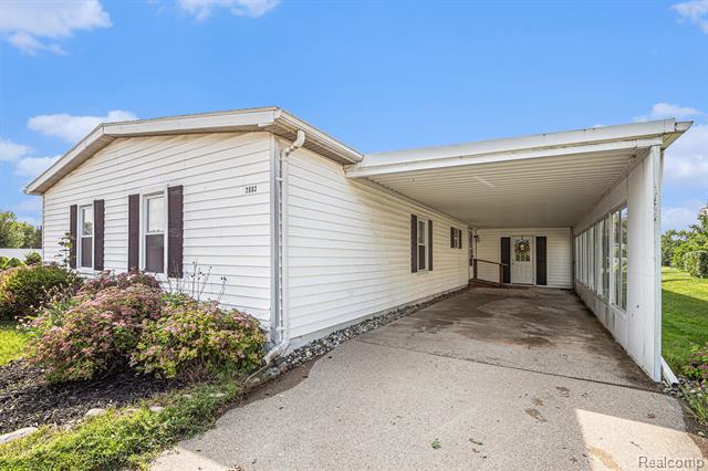 front view picture of 2882 Skylark St, Rochester, MI. 48309