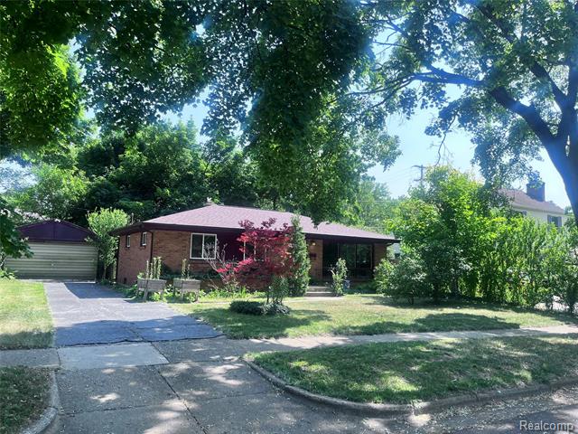 front view picture of 140 Pershing Drive Ne, Grand Rapids, MI. 49505