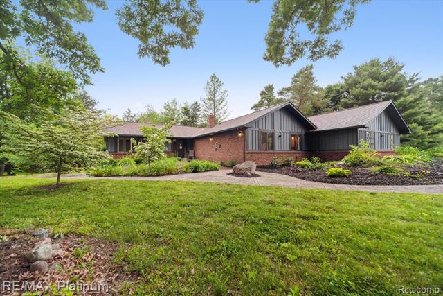front view picture of 5152 Milroy Lane, Brighton, MI. 48116