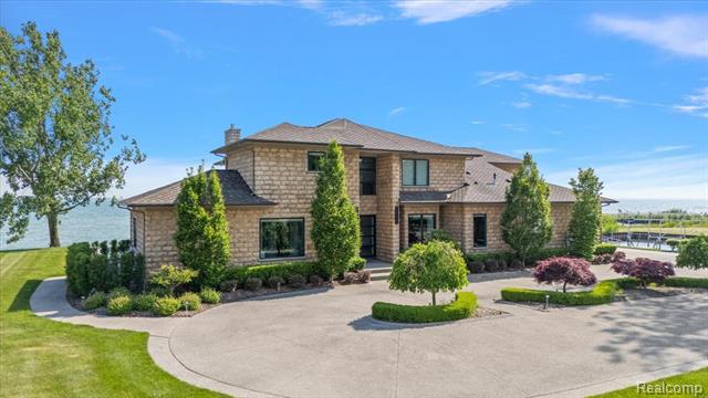 front view picture of 8349 Dixie Highway, Fair Haven, MI. 48023