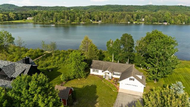 front view picture of 533 S Lake Shore Drive, Lake Leelanau, MI. 49653