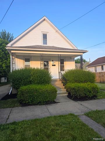 front view picture of 2311 S Jefferson Street, Bay City, MI. 48708