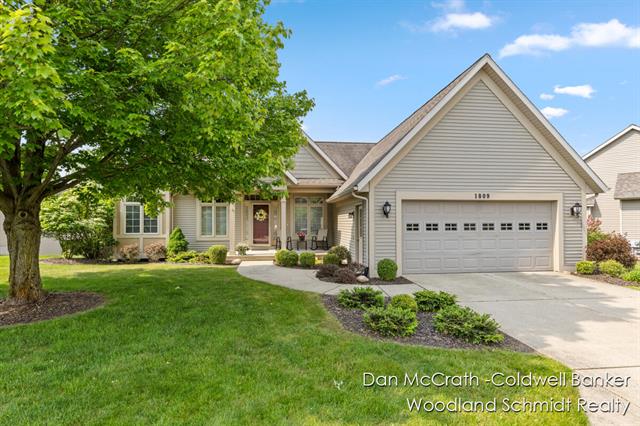 front view picture of 1809 Woodside Trail Nw, Grand Rapids, MI. 49504
