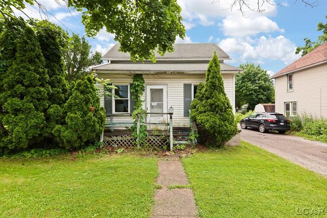 front view picture of 121 W Beecher Street, Adrian, MI. 49221
