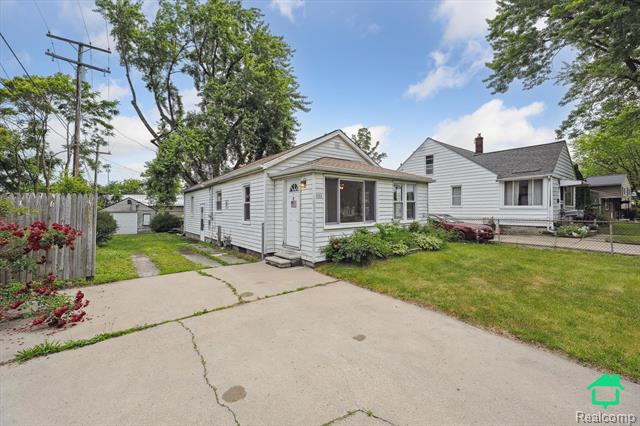 front view picture of 823 Hawthorne Avenue, Ypsilanti, MI. 48198