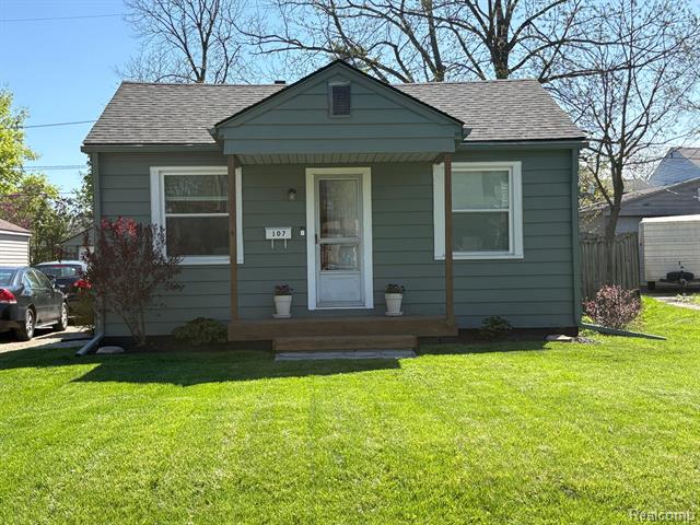 front view picture of 107 S Tilden Ave, Waterford, MI. 48328