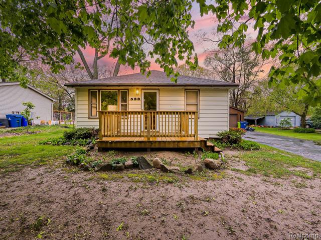 front view picture of 538 Union Lake Rd, White Lake, MI. 48386