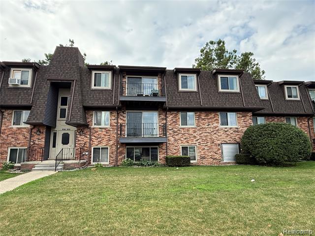 front view picture of 325 Riviera Drive, Saint Clair Shores, MI. 48080