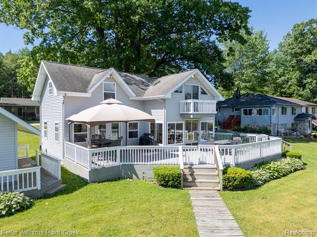 front view picture of 1379 Sioux Street, Gladwin, MI. 48624