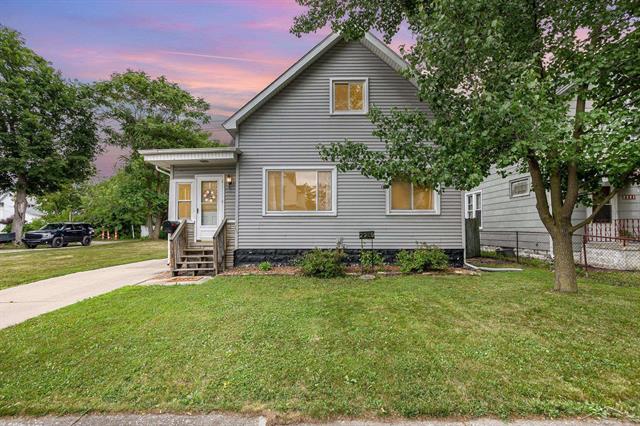 front view picture of 2219 Broadway Street, Bay City, MI. 48708