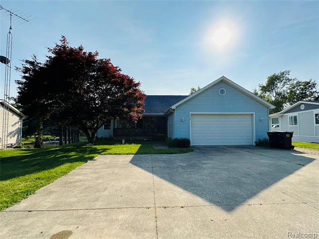 front view picture of 126 Claremont Circle, Brooklyn, MI. 49230