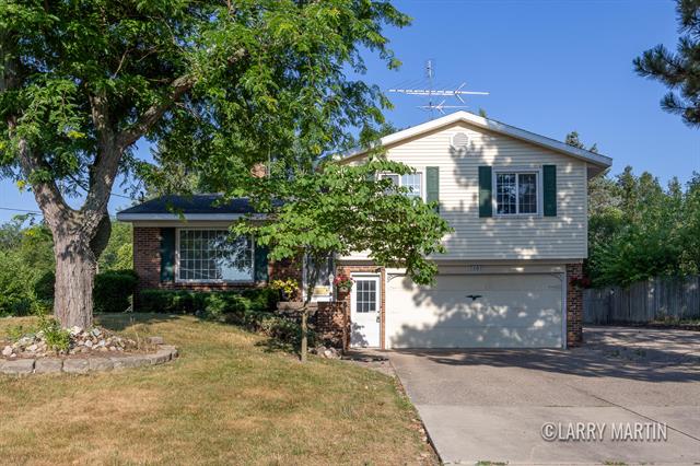 front view picture of 7107 Westwood Drive, Jenison, MI. 49428