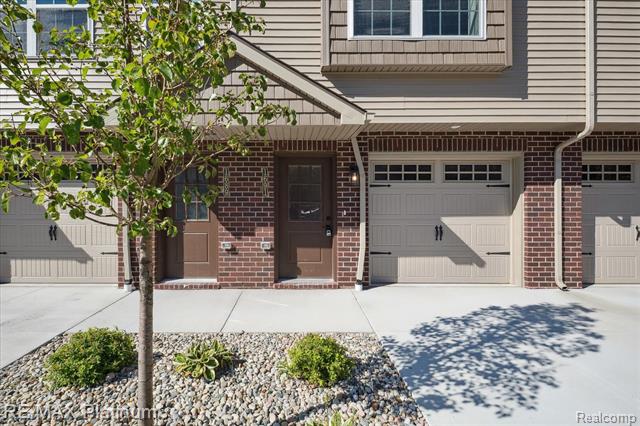 front view picture of 1691 Pinecroft Lane, Howell, MI. 48855