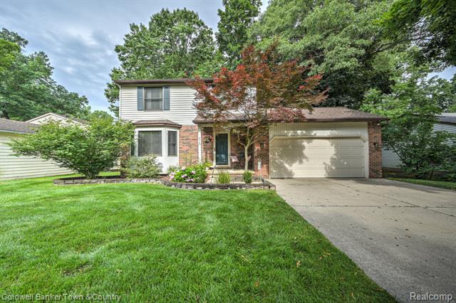 front view picture of 978 Oak Ridge Circle, Brighton, MI. 48116