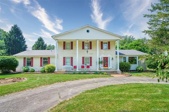front view picture of 2220 Pheasant Run Road, Howell, MI. 48843