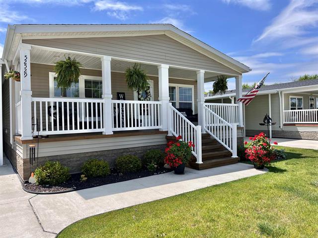 front view picture of 52529 Pineview Circle, New Baltimore, MI. 48051
