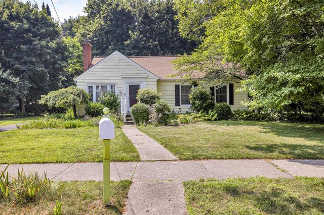front view picture of 317 Sulgrave Avenue, Jackson, MI. 49203