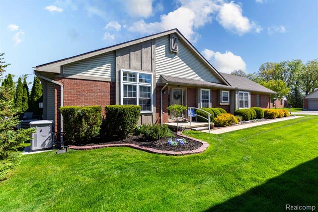 front view picture of 25380 Tara Lane, Flat Rock, MI. 48134