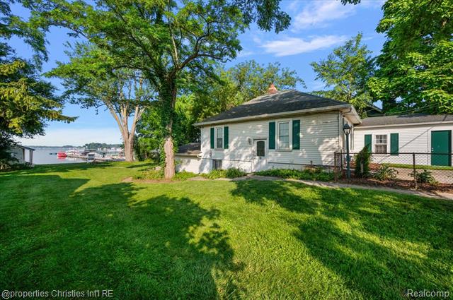 front view picture of 11346 E Shore Drive, Whitmore Lake, MI. 48189