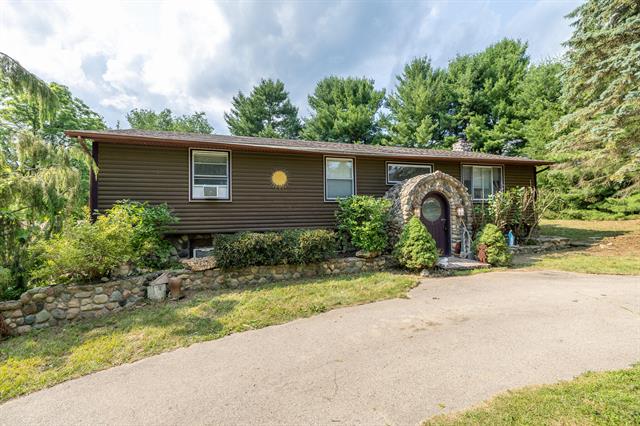 front view picture of 19744 Ivey Road, Chelsea, MI. 48118