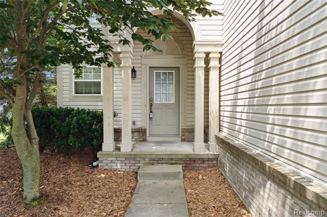 front view picture of 10074 Pond View Trail, Holly, MI. 48442