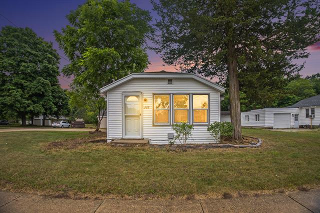 front view picture of 368 W Barton Street, Newaygo, MI. 49337