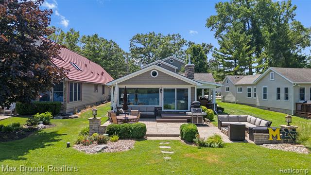 front view picture of 4295 Shoreview Lane, Whitmore Lake, MI. 48189