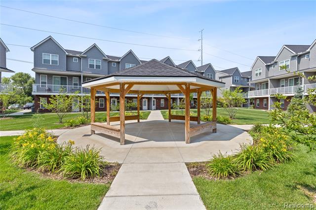 front view picture of 3989 Trailwaycommons Circle, Auburn Hills, MI. 48326