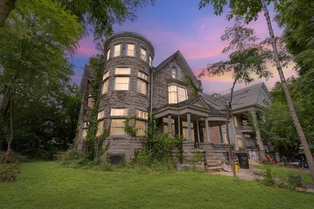 front view picture of 315 W Grand Boulevard, Detroit, MI. 48216