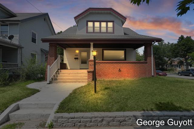 front view picture of 901 Neland Avenue Se, Grand Rapids, MI. 49507