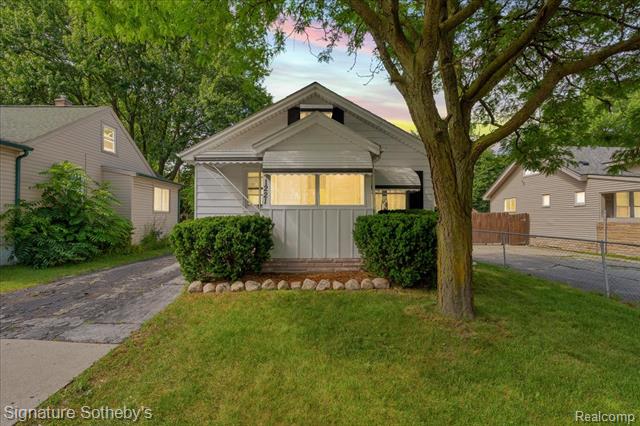 front view picture of 1221 E 13 Mile Road, Royal Oak, MI. 48073