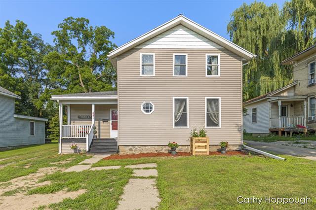 front view picture of 441 N State Street, Ionia, MI. 48846
