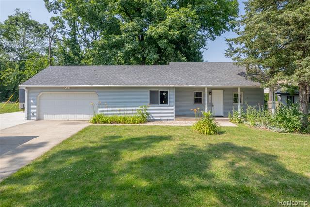 front view picture of 11405 Norway Drive, Hartland, MI. 48353