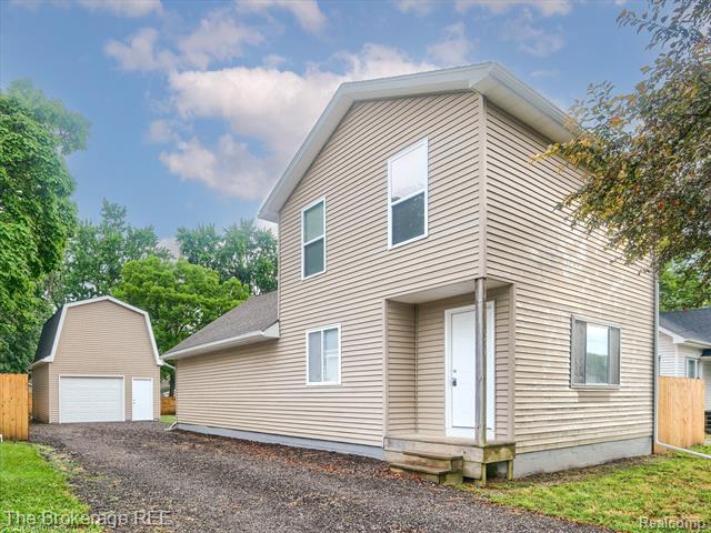 front view picture of 658 Beach Street, Mount Morris, MI. 48458