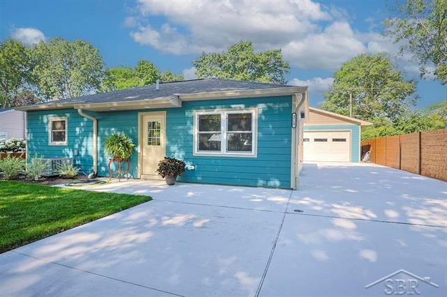front view picture of 3719 Robinhood Terrace, Midland, MI. 48642