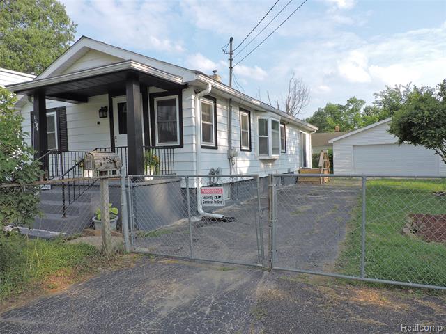 front view picture of 1324 Allen Street, Burton, MI. 48529