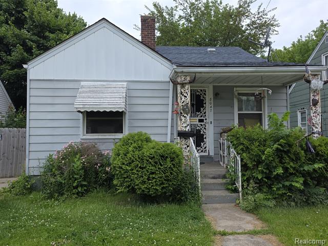front view picture of 8047 Grandville Avenue, Detroit, MI. 48228