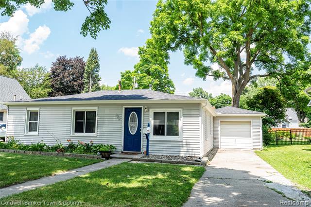 front view picture of 528 W Clinton Street, Howell, MI. 48843