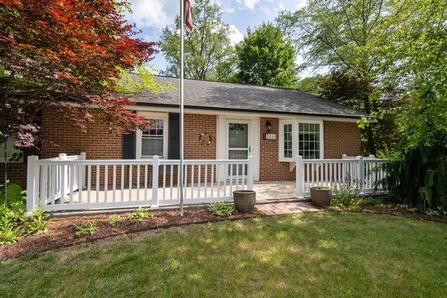 front view picture of 2113 Ridgeway Road, Jackson, MI. 49203
