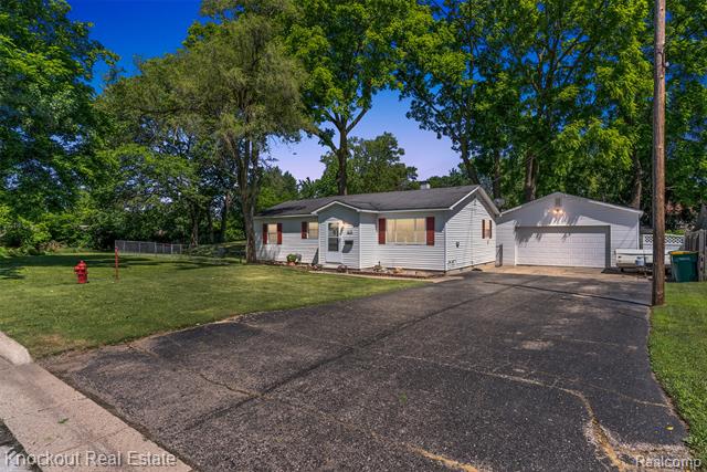 front view picture of 615 Monroe Avenue, Mount Morris, MI. 48458