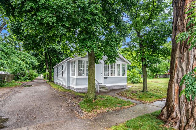 front view picture of 330 W Larch Avenue, Muskegon, MI. 49441