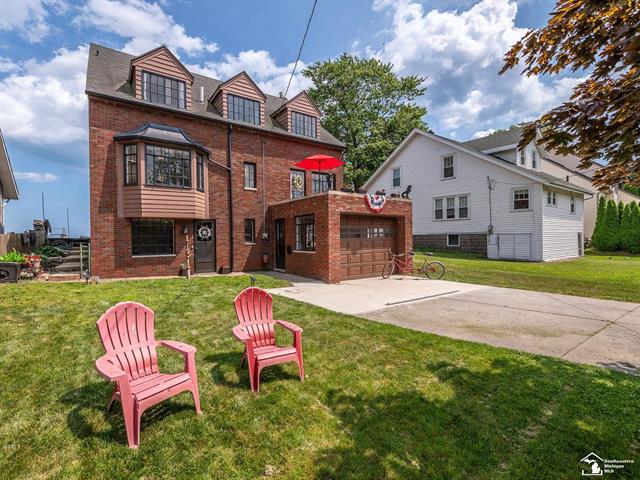 front view picture of 3880 Lakeshore Drive, Newport, MI. 48166