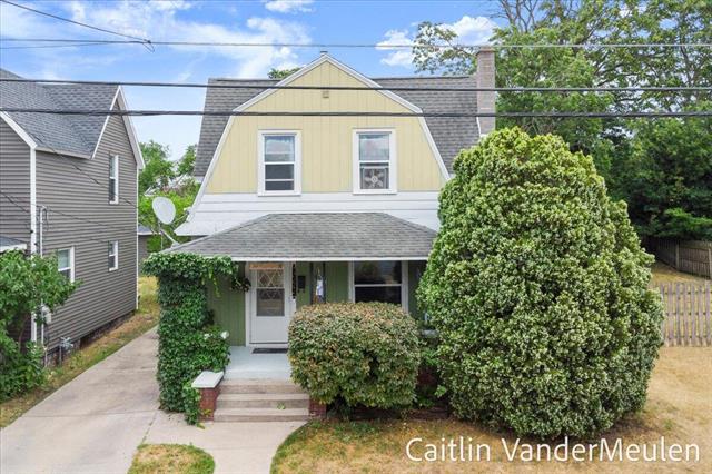 front view picture of 316 Gunnison Avenue Sw, Grand Rapids, MI. 49504