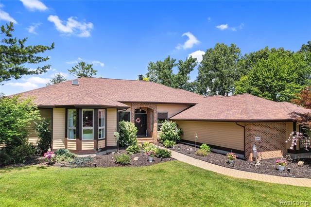 front view picture of 2985 Dana Pointe Drive, Pinckney, MI. 48169