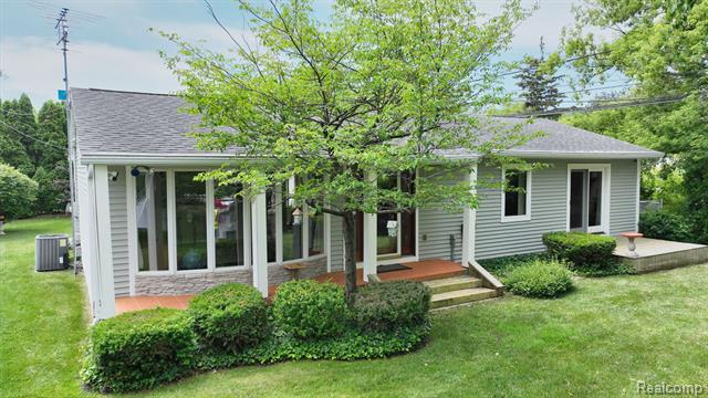 front view picture of 3507 Kawkawlin River Drive, Bay City, MI. 48706