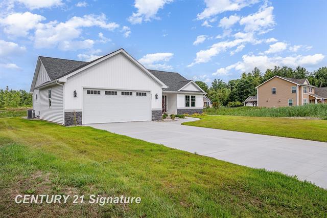 front view picture of 4567 E Lakecress Drive, Saginaw, MI. 48603