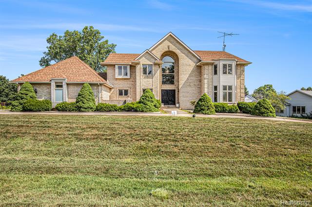 front view picture of 5215 Sunlyn Drive, Grand Blanc, MI. 48439