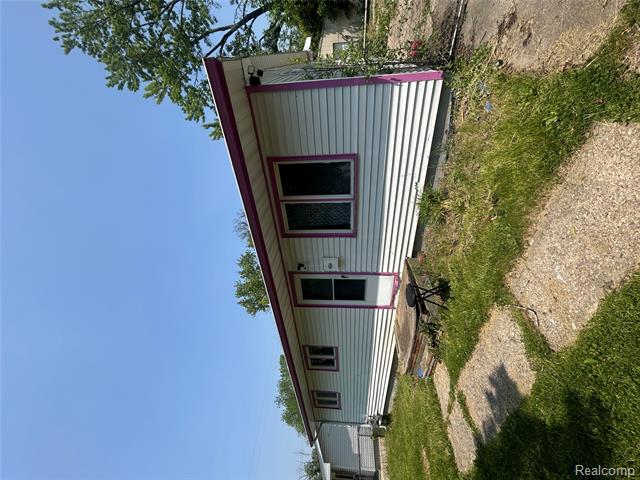 front view picture of 310 W Bundy Avenue, Flint, MI. 48505