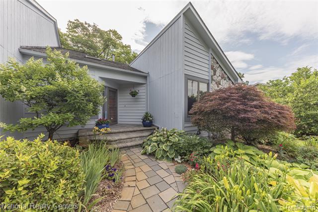 front view picture of 10875 Charring Cross Circle, Whitmore Lake, MI. 48189