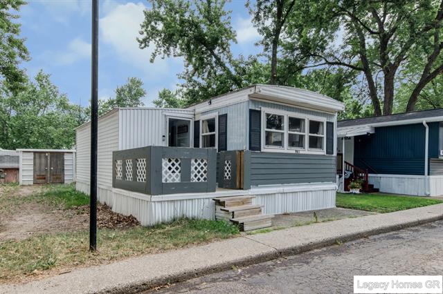 front view picture of 961 Dolphin Street Sw, Wyoming, MI. 49509